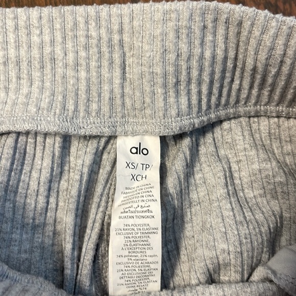 Alo yoga Muse Sweatpant - Picture 4 of 5